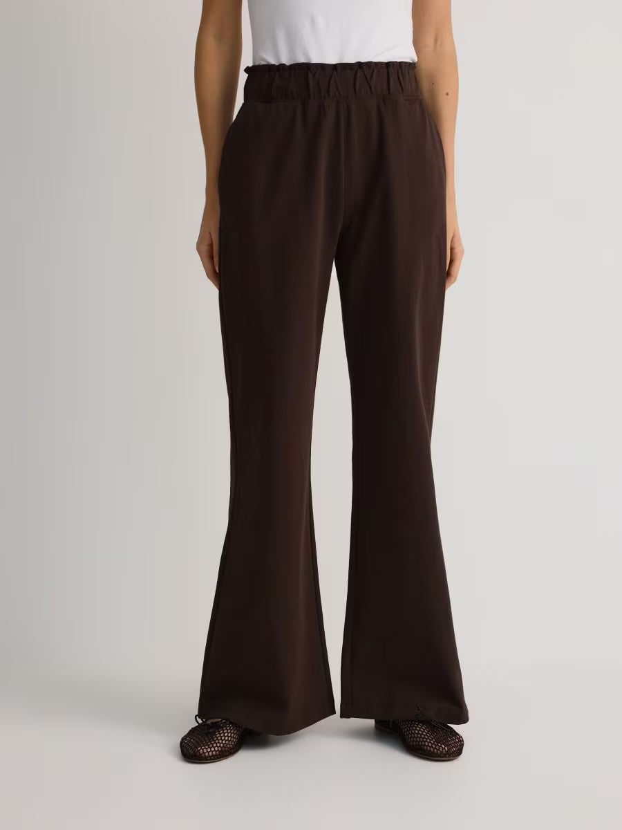 Utsvängda joggingbyxor